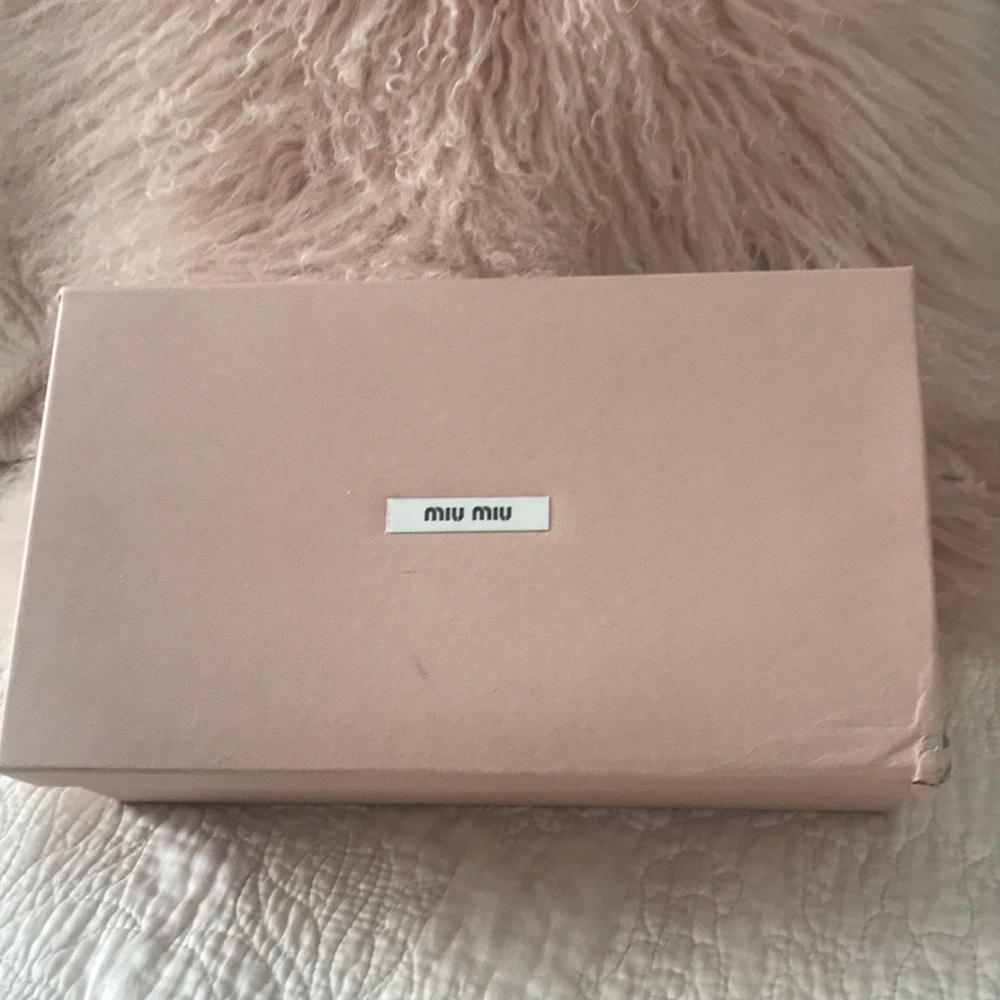Pretty blush shoe box. Slight damage to corner